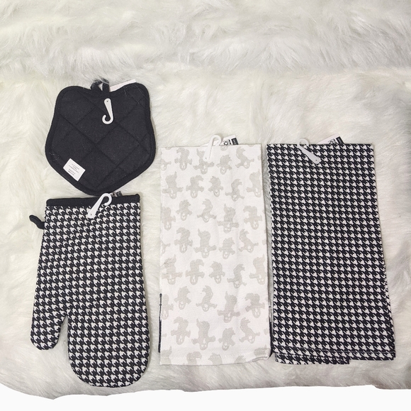 NWT Halloween Kitchen Towels & Potholders - Picture 3 of 11